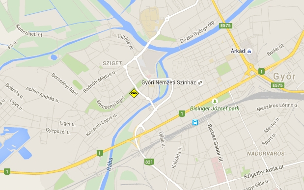 Felborult egy autó Győrben a belvárosban