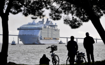 Útnak indult a világ legnagyobb tengerjáró hajója