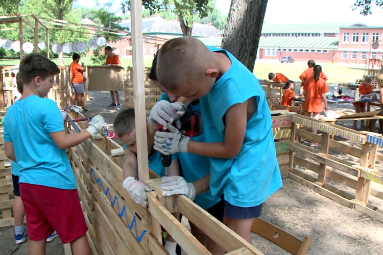 Raklapokból építik fel Tündérországot