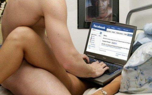 Szex helyett Facebookozik a magyar