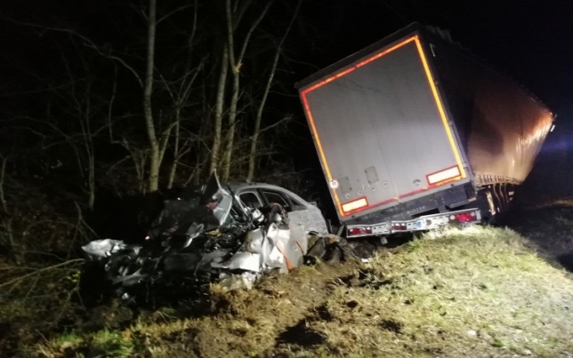 Halálos baleset Ajkánál: Szörnyethalt a kamionnal karambolozó sofőr 