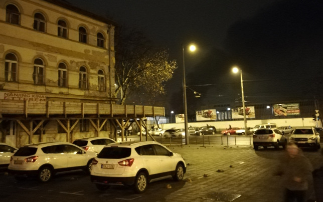 Óriási lángok csaptak fel, füst a Nemzeti Lovardánál