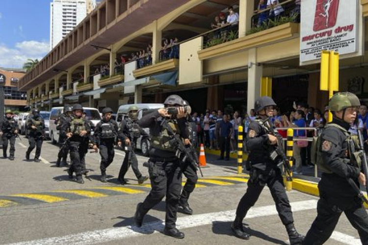 Megölt egy túszt, harminc embert pedig fogságban tart egy fegyveres biztonsági őr plázában a Fülöp-szigeteken