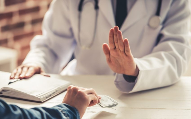 Leszoktunk a hálapénzről? Van, aki nem: bor mellé tett 300 ezer forintot