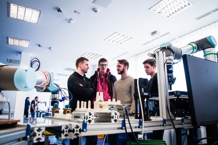 Jól keresnek a Győrben diplomázott fiatalok