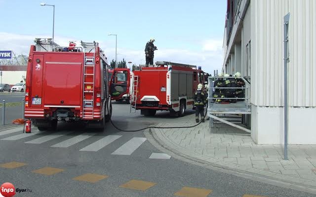 Tűzoltók rohamozták meg az Árkádot 