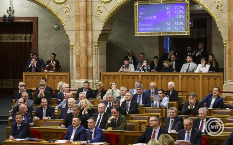 OGY - Elfogadták az alaptörvény tizenötödik módosítását