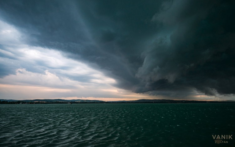 Viharjelzéssel védené a biztonságot a Balatoni Szövetség