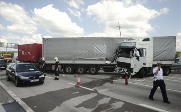 Nem engedik be Ausztriába a kamionokat Hegyeshalomnál egy baleset miatt