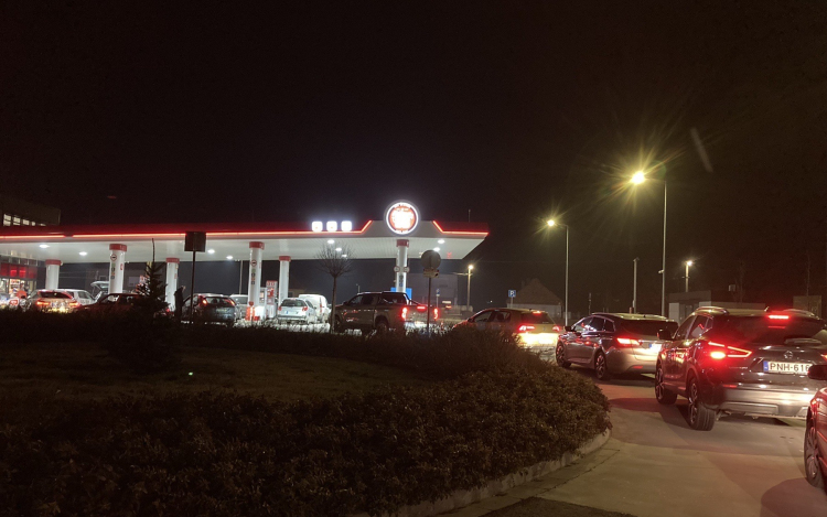 Őrült roham a kutakon – a dízel sok helyen már elfogyott