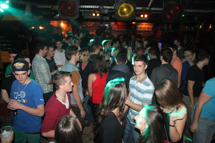 2014.12.03.Szerda Lapos Bahnhof Dj:Marcee & Dj:RnŐ Fotók:árpika