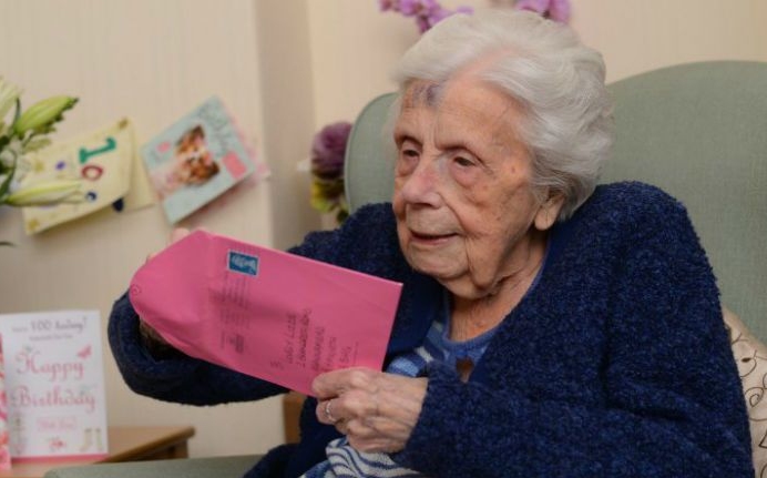 Szívmelengető! 600 idegen köszöntötte képeslappal a 100 éves nénit