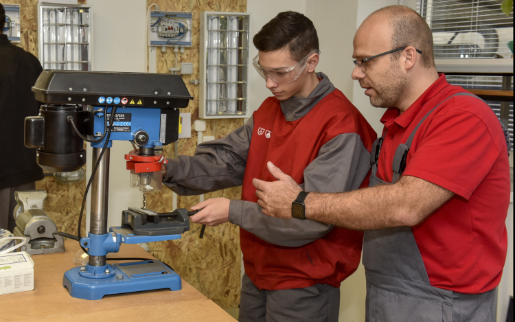 A napi gyakorlatot tanulhatják a jövő villamossági szakemberei Győrben