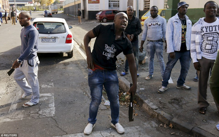 Harcművésszel szálltak szembe migránsok - Nem úszták meg könnyen 