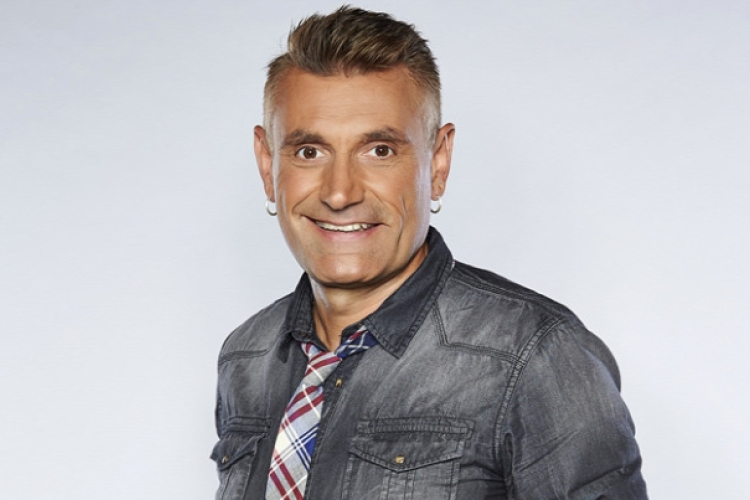 Kirabolták az Irigy Hónaljmirigy énekesét a repülőn