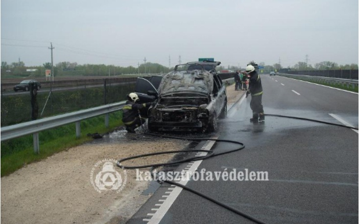 Kigyulladt egy autó - eredeti képekkel