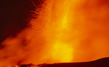Folytatódik az Etna kitörése, lezárták Catania repülőterét