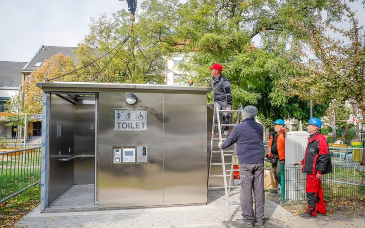 Vandálbiztos vécét helyeztek ki Kálvária utcában