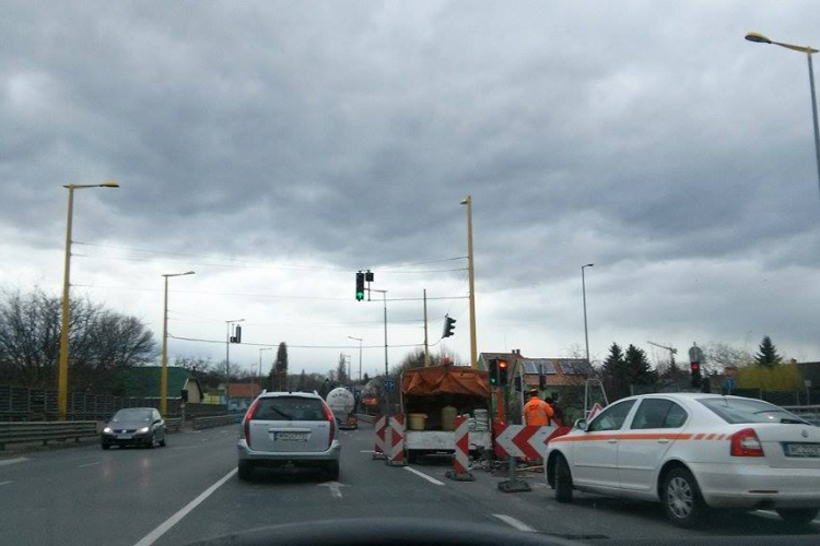 Mi lassítja a forgalmat két napja a Széchenyi hídon?