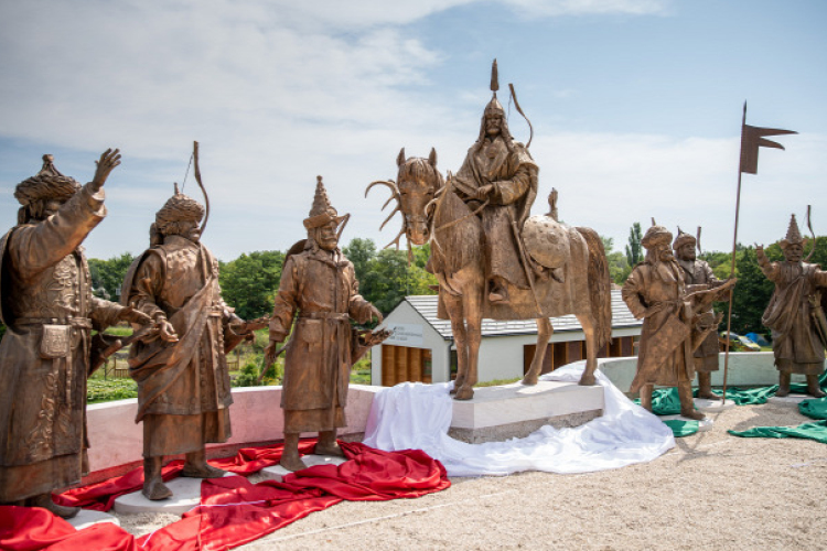 Történelmi szoborcsoportot avattak fel Ópusztaszeren