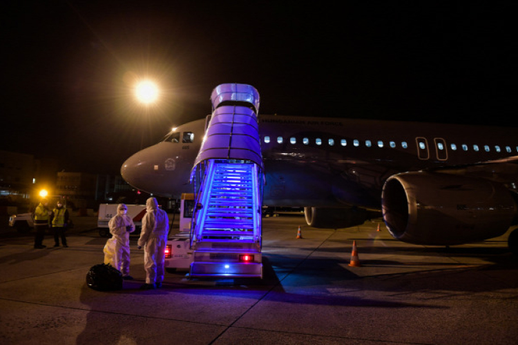 Továbbra is karanténban tartják a Vuhanból hazatérő magyarokat