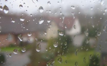 Borúsan, esősen kezdődik az első nyári hónap