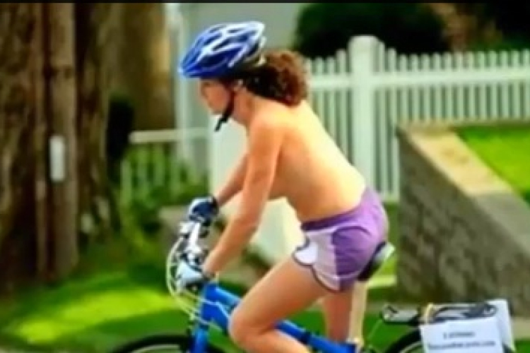 Félmeztelenül jár az utcán ez a nő!