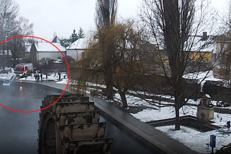 Tóba csúszott egy autó Tapolcán 