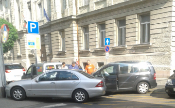 Háznak csapódott egy autó Győrben 