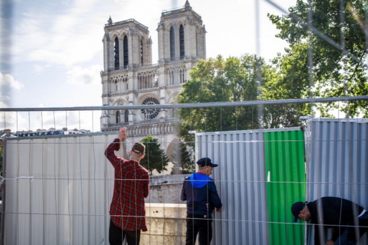 Továbbra is az összeomlás veszélye fenyegeti a Notre-Dame -székesegyházat