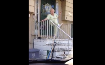 Így nyomja a táncot a 88 éves néni