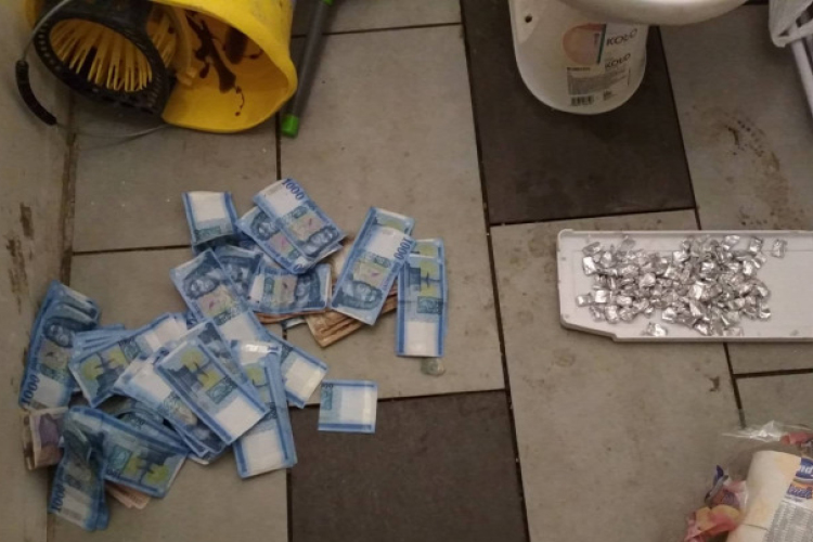 Vécében rejtették el a drogot