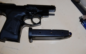 Fegyverrel fenyegetőzött Győrben egy tízemeletes lépcsőházában 