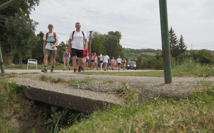 Győrladamérról gyalogolnak a Balatonig