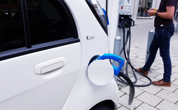 Tavaly év végén 2147 nyilvános elektromos töltőberendezés működött az országban