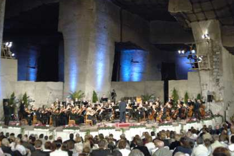 Célegyenesben a fertőrákosi barlangszínház és a kőfejtő felújítása