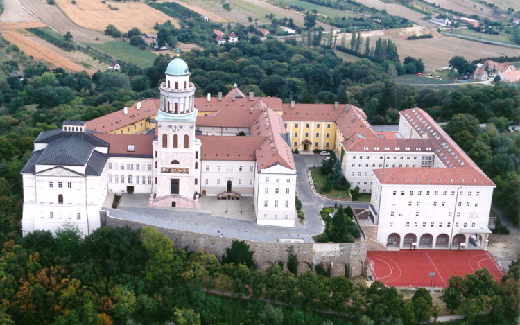 Pannonhalmi Főapátság: húsz évvel ezelőtti szexuális visszaélés és gyermekvédelmi intézkedések