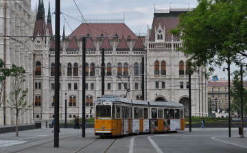Villamos gázolt a Parlament előtt