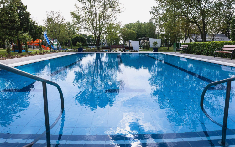 Nyit a felújított csornai termálfürdő!