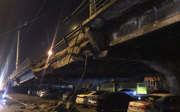 Leomlott egy híd Kijev központjában