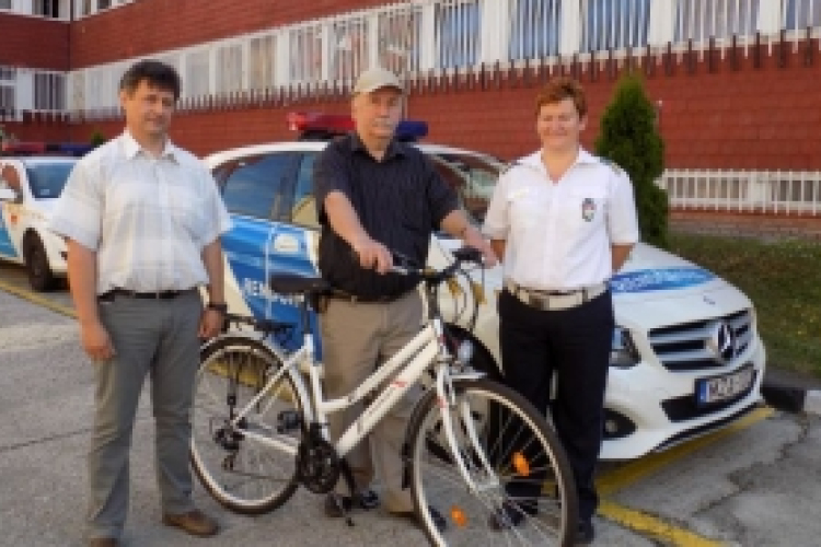 Átvette a nyereményét a Győri Rendőrkapitányság balesetmegelőzési programjának nyertese