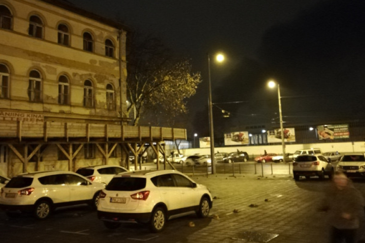 Óriási lángok csaptak fel, füst a Nemzeti Lovardánál