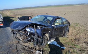 Elaludt vezetés közben a 23 éves lány - Fotók