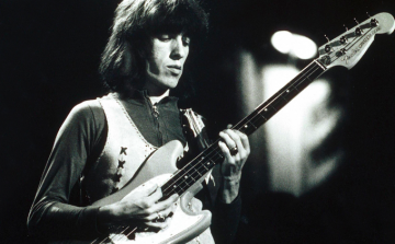 Aukcióra bocsájtja különleges relikviáit a Rolling Stones egykori basszusgitárosa