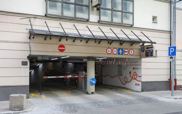 Újra lehet parkolni a Jókai parkolóházban