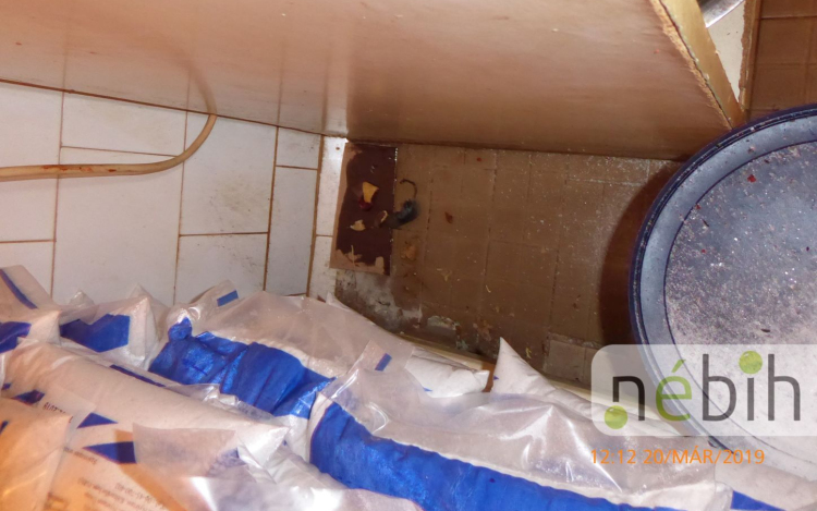 Egértetem, egérürülék a húsok között - Üzemeket zárt be a Nébih