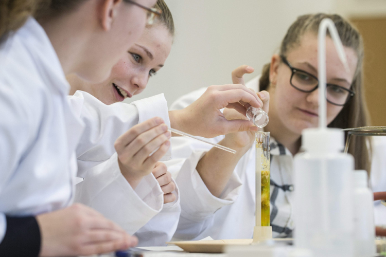 Megszűnhet a kémia és fizika tantárgy  