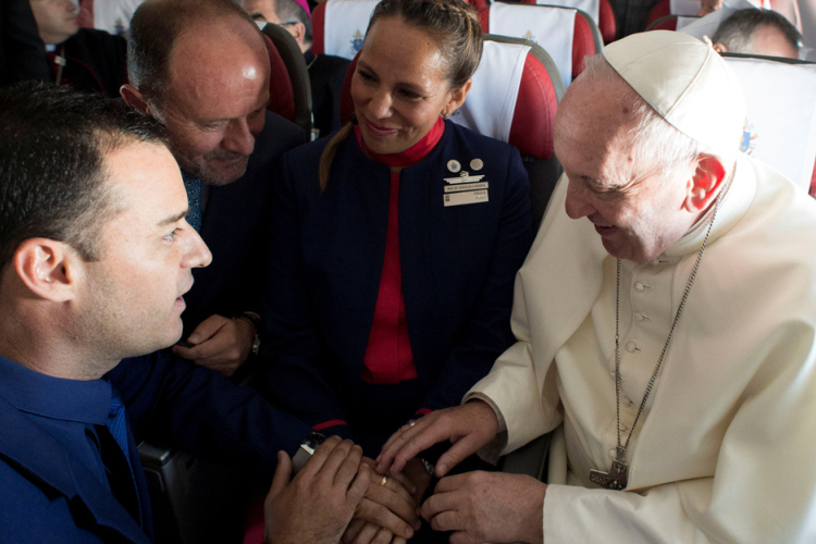 Boldogító igen a levegőben Ferenc pápával