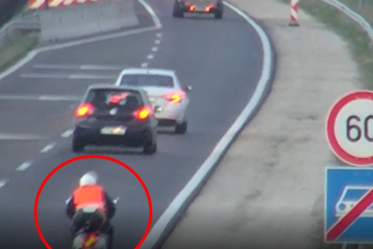 Ízirájder öcsém! – Robogóval “száguldott” az autópályán az idős férfi