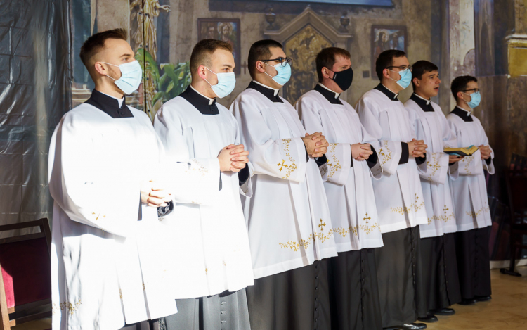 Kötelező a maszk a Győri Egyházmegye templomaiban